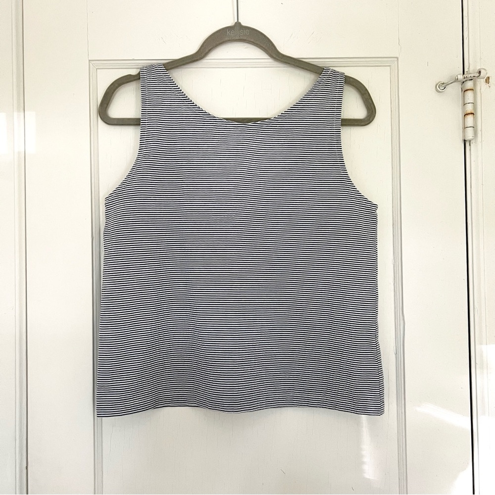 Striped 100% Cotton Seersucker Sleeveless Tank Top in Navy and White - size M